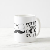 一度生き延びに1本のビールを飲む父親 コーヒーマグカップ (正面右)