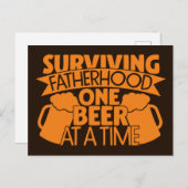 一度生き延びに1本のビールを飲む父親 ポストカード (正面/裏面)