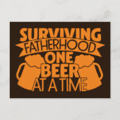 一度生き延びに1本のビールを飲む父親 ポストカード (正面)
