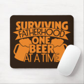 一度生き延びに1本のビールを飲む父親 マウスパッド (マウス)