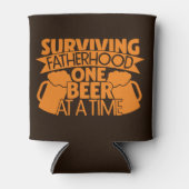 一度生き延びに1本のビールを飲む父親 缶クーラー (正面)