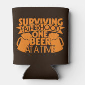 一度生き延びに1本のビールを飲む父親 缶クーラー (裏面)