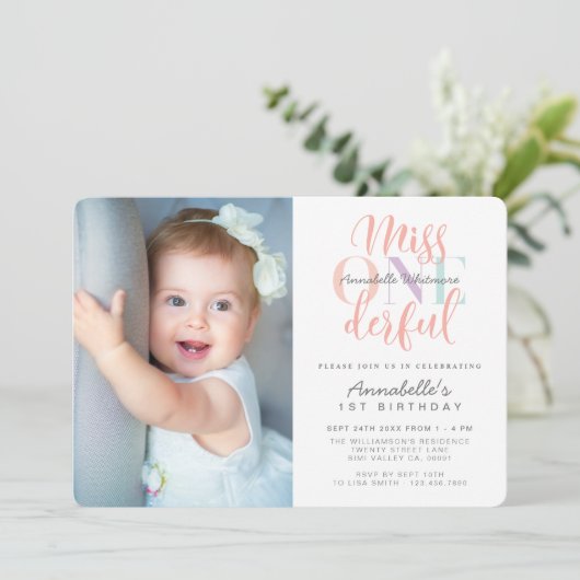 一恋しく思人のダーフルなベビーガールの最初の誕生日の写真 招待状 (スタンド正面)