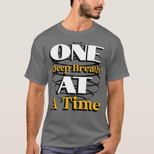 一息に集中 – 平穏なマインドフルクオート Tシャツ (正面)