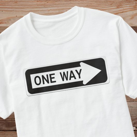 一方通行の黒と白の道路標識 Tシャツ