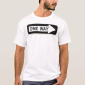 一方通行の黒と白の道路標識 Tシャツ (正面)