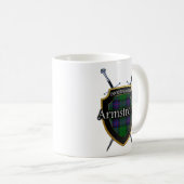 一族のアームストロングのタータンチェックの盾および剣 コーヒーマグカップ (正面右)