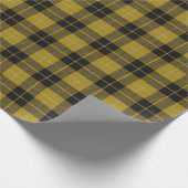一族のバークレイのスコットランド人は黄色く黒いタータンチェックに服を着せます ラッピングペーパー (角)