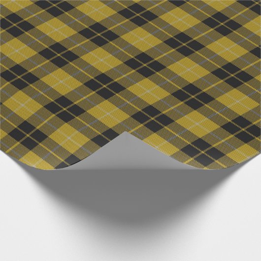 一族のバークレイのスコットランド人は黄色く黒いタータンチェックに服を着せます ラッピングペーパー (角)