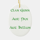 一族のGunnのクリスマスのオーナメント セラミックオーナメント (裏面)