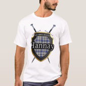 一族のHannayのタータンチェック格子縞のスコットランドの盾及び剣 Tシャツ (正面)