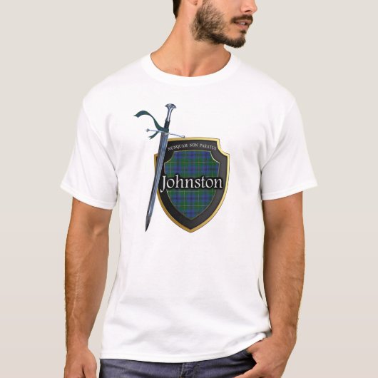 一族のJohnstoneジョンソンのタータンチェックの盾及び剣 Tシャツ (正面)
