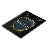 一族のMacKayのタータンチェックの盾及び剣 ノートブック (左側)