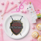 一族のMcFarlandのタータンチェックの盾及び剣 ペーパープレート (パーティー)