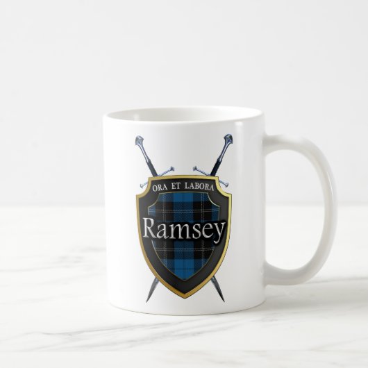 一族のRamsey Ramsayのタータンチェックの盾および剣 コーヒーマグカップ (右)