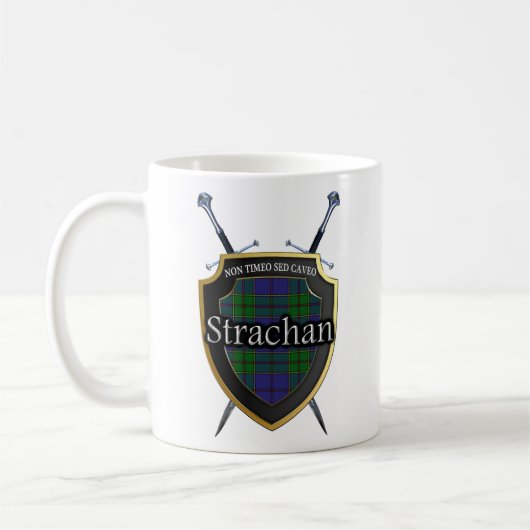 一族のStrachanのタータンチェックの盾および剣 コーヒーマグカップ (左)