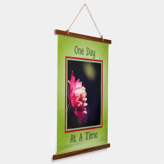 一日に一度に引用文の花感動的 吊り下げ型タペストリー (傾斜あり)