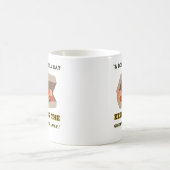 一日のドーナツ保が不平を言う遠くに コーヒーマグカップ (中央)