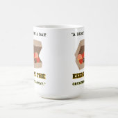 一日のドーナツ保が不平を言う遠くに コーヒーマグカップ (中央)