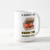 一日のドーナツ保が不平を言う遠くに コーヒーマグカップ (正面右)