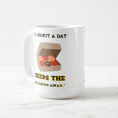 一日のドーナツ保が不平を言う遠くに コーヒーマグカップ (正面左)