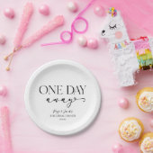 一日後に迫ったミニマルな結婚式リハーサルディナー ペーパープレート (パーティー)