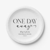 一日後に迫ったミニマルな結婚式リハーサルディナー ペーパープレート (正面)