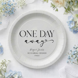 一日後に迫ったミニマルな結婚式リハーサルディナー ペーパープレート