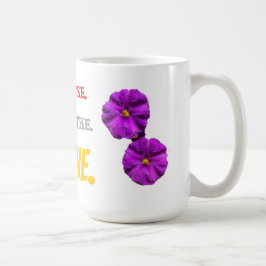 一時停止。深呼吸。輝く。ハチドリと紫の花 コーヒーマグカップ