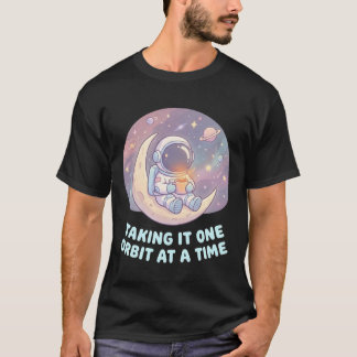 一歩ずつ進む宇宙飛行士メンズTシャツ Tシャツ