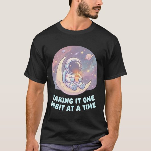 一歩ずつ進む宇宙飛行士メンズTシャツ Tシャツ (正面)