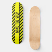 一歩を踏み出す スケートボード (正面)