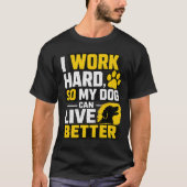 一生懸命働く犬好きのためのデザイン Tシャツ (正面)