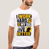 一生懸命働く犬好きのためのデザイン Tシャツ (正面)