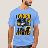 一生懸命働く犬好きの引用デザイン Tシャツ (正面)