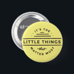 一番大事なのは小さなことだ 缶バッジ<br><div class="desc">最も重要な小さなもの黄色のボタンこれは、あなたの毎日のスタイルのための完璧なトレンディーパターンである。このシンプル感動的デザインは淡い黄色と黒の色を特徴とする。一致する感動的引用文。アクセサリーのコーディネートについては、当店を訪問。</div>