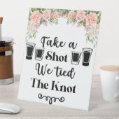 一発のショット我々は結び目ピンクのローズ結婚の 台座サイン (インサイチュ)