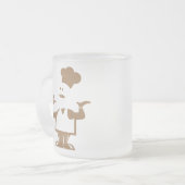 一皿のスープを持つシェフ フロストグラスマグカップ (正面左)