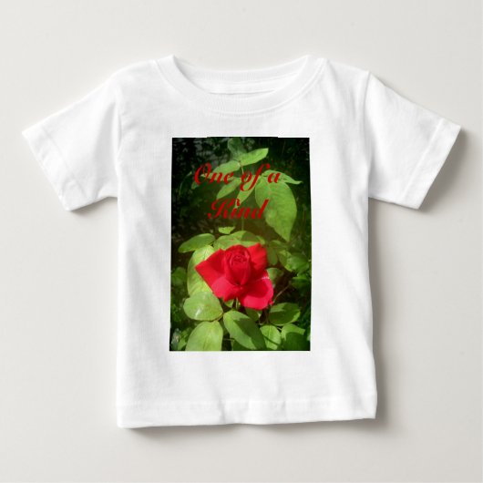 一種の赤いバラ ベビーTシャツ (正面)