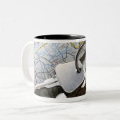 一組の道路図の山の車の鍵 ツートーンマグカップ (正面左)
