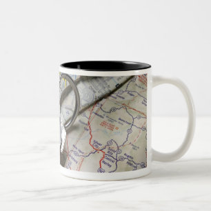 一組の道路図の山の車の鍵 ツートーンマグカップ