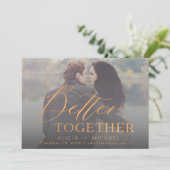 一緒にいて素敵なラスティオレンジの手書き結婚式写真 セーブザデート (スタンド正面)