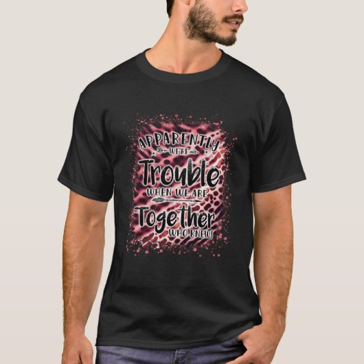 一緒にいるとトラブルになるらしい ピンク Tシャツ (正面)