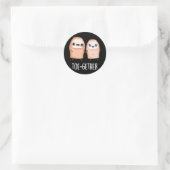 一緒におかしい大きな足の指のジョーク ダークBG ラウンドシール (バッグ)