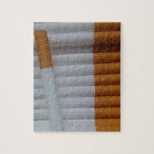 一緒にグループ化されたタバコを空にする ジグソーパズル (縦)