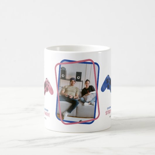 一緒にゲーム遊のカップルが一緒に コーヒーマグカップ (中央)