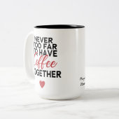 一緒にコーヒーを飲むほど遠くない友人の写真 ツートーンマグカップ (正面左)