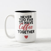 一緒にコーヒーを飲むほど遠くない友人の写真 ツートーンマグカップ (左)