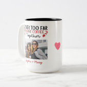 一緒にコーヒーを飲むほど遠くない友人の写真 ツートーンマグカップ (正面左)