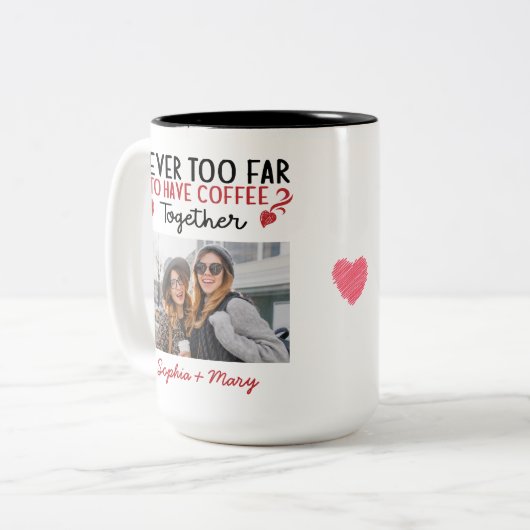 一緒にコーヒーを飲むほど遠くない友人の写真 ツートーンマグカップ (正面左)